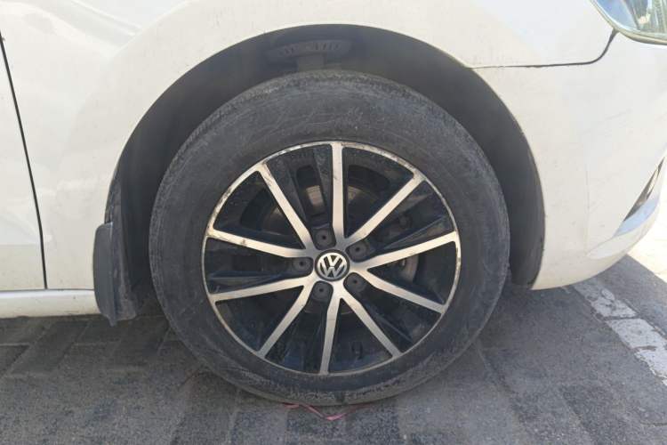 Used Volkswagen Jetta 2016 1.6L 25th Anniversary Edition Right Front Wheel Hub