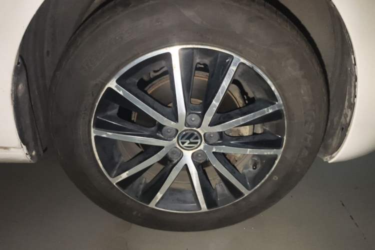 Used Volkswagen Jetta 2016 1.6L 25th Anniversary Edition Right Front Wheel Hub