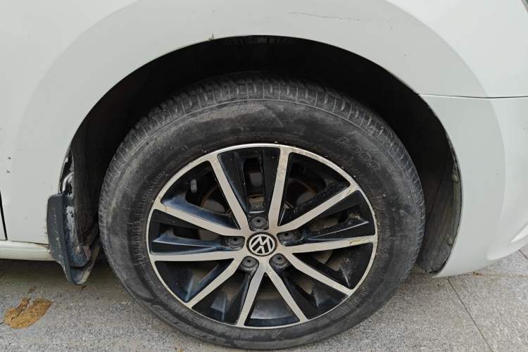 Used Volkswagen Jetta 2016 1.6L 25th Anniversary Edition Right Front Wheel Hub