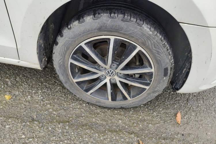 Used Volkswagen Jetta 2016 1.6L 25th Anniversary Edition Right Front Wheel Hub