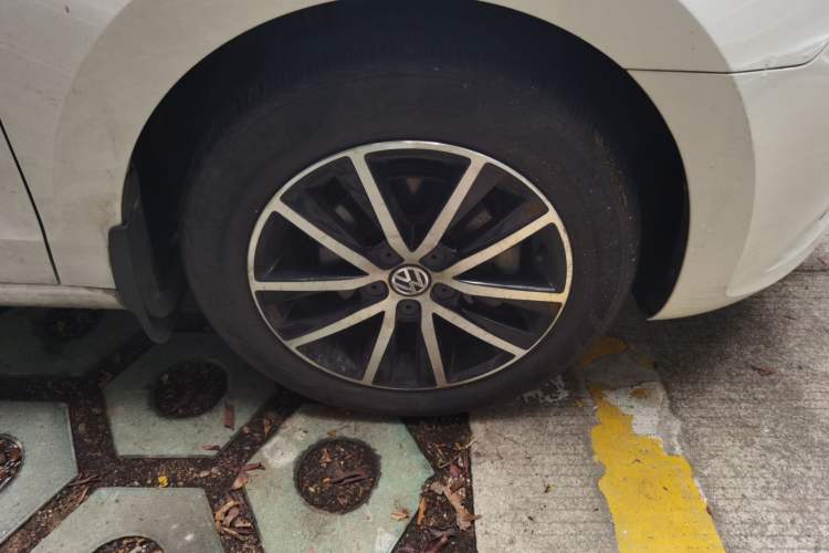 Used Volkswagen Jetta 2016 1.6L 25th Anniversary Edition Right Front Wheel Hub