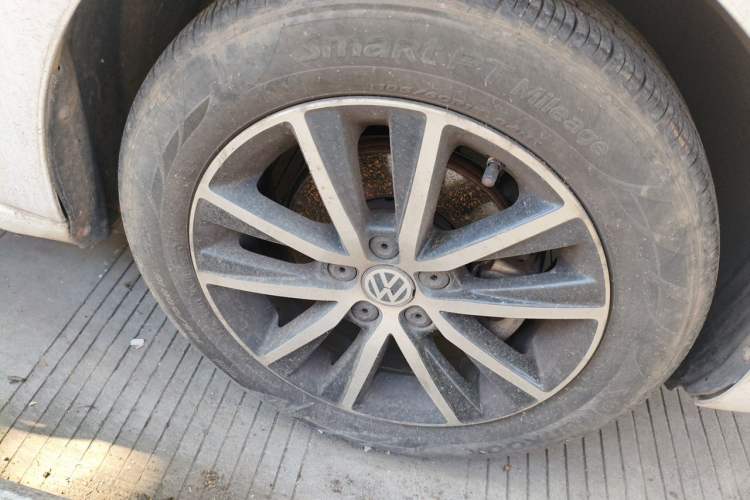 Used Volkswagen Jetta 2016 1.6L 25th Anniversary Edition Right Front Wheel Hub