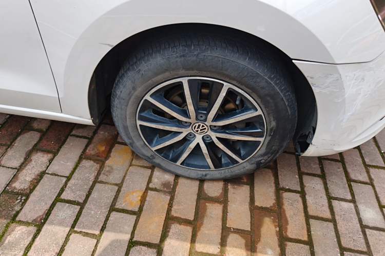 Used Volkswagen Jetta 2016 1.6L 25th Anniversary Edition Right Front Wheel Hub