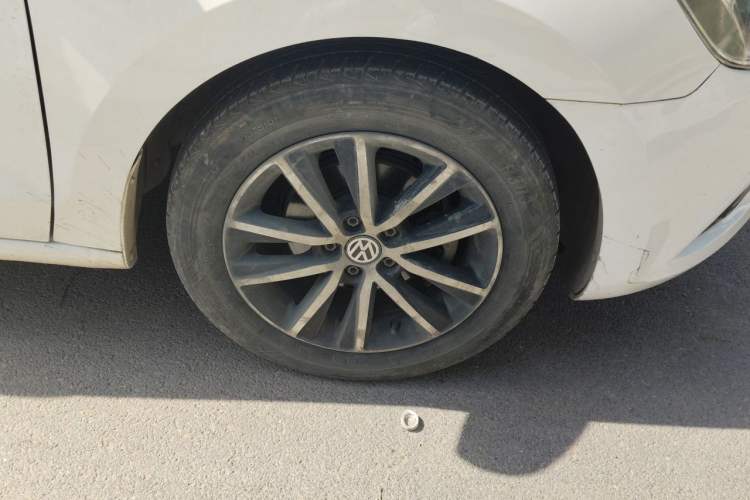 Used Volkswagen Jetta 2016 1.6L 25th Anniversary Edition Right Front Wheel Hub