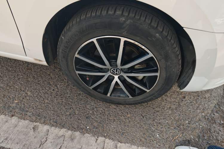Used Volkswagen Jetta 2016 1.6L 25th Anniversary Edition Right Front Wheel Hub