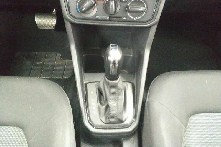 Used Volkswagen Jetta 2017 1.5L Automatic Fashion Model Gear Lever