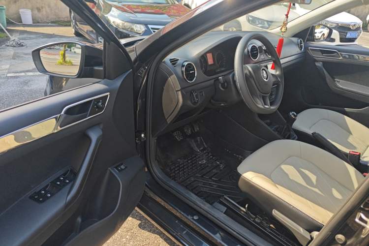 Used Volkswagen Jetta 2017 1.5L Manual Fashion Edition Interior 3
