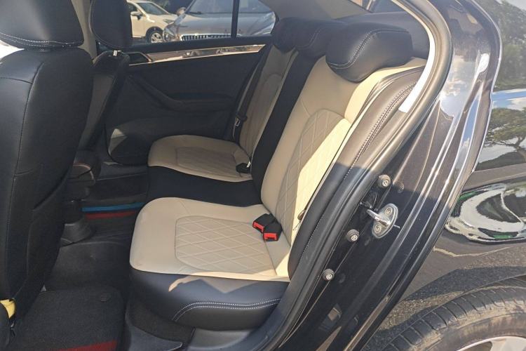 Used Volkswagen Jetta 2017 1.5L Manual Fashion Edition Interior 4