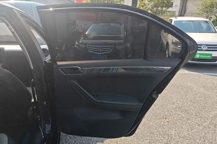 Used Volkswagen Jetta 2017 1.5L Manual Fashion Edition Interior 6