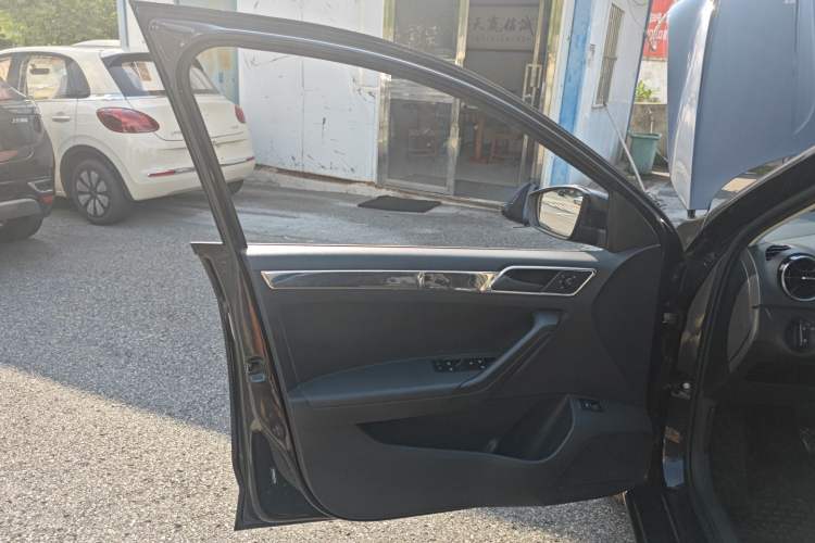 Used Volkswagen Jetta 2017 1.5L Manual Fashion Edition Interior 7