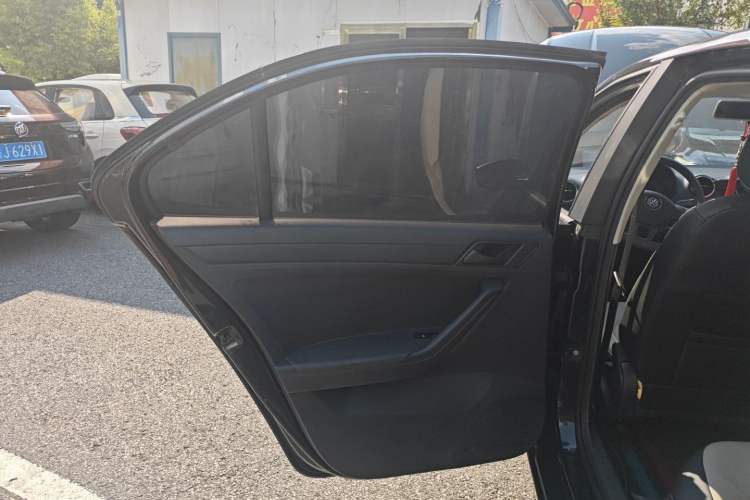 Used Volkswagen Jetta 2017 1.5L Manual Fashion Edition Interior 8