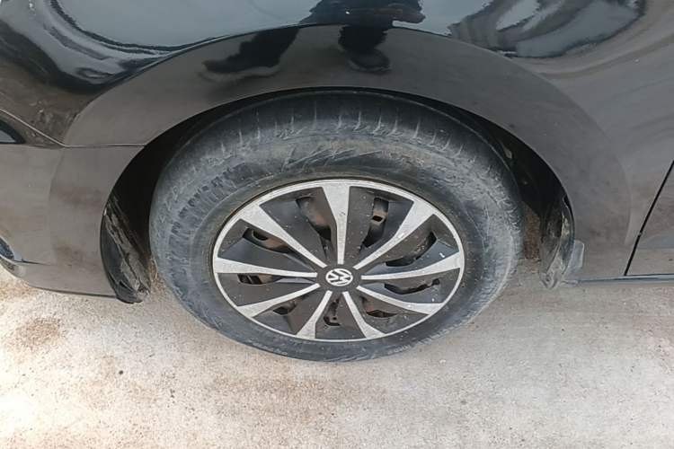Used Volkswagen Jetta 2017 1.4L Manual Fashion Edition Left Front Wheel Hub