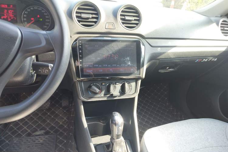 Used Volkswagen Jetta 2017 1.5L Automatic Fashion Model Audio And AC Panel