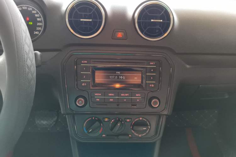 Used Volkswagen Jetta 2017 1.5L Automatic Fashion Model Audio And AC Panel