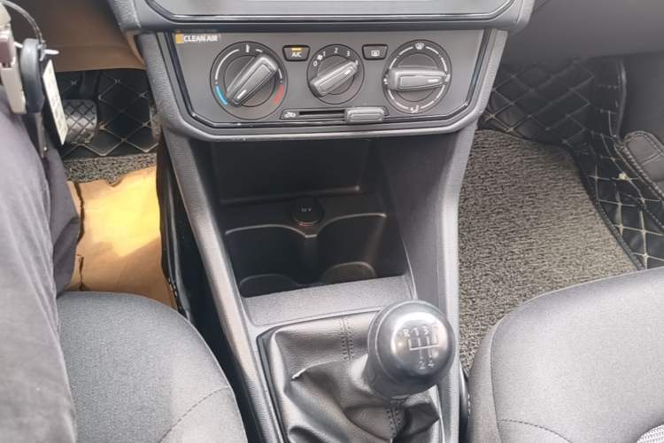 Used Volkswagen Jetta 2017 1.5L Manual Fashion Edition Gear Lever