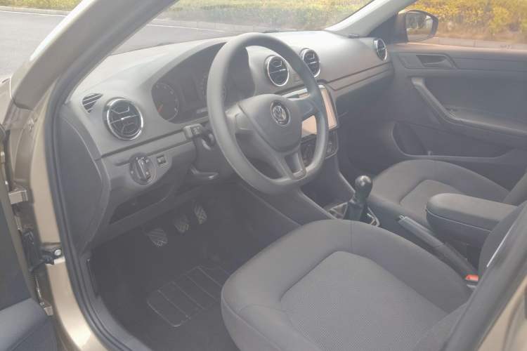 Used Volkswagen Jetta 2017 1.5L Manual Fashion Edition Interior 3