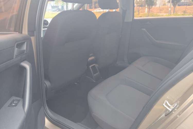 Used Volkswagen Jetta 2017 1.5L Manual Fashion Edition Interior 4