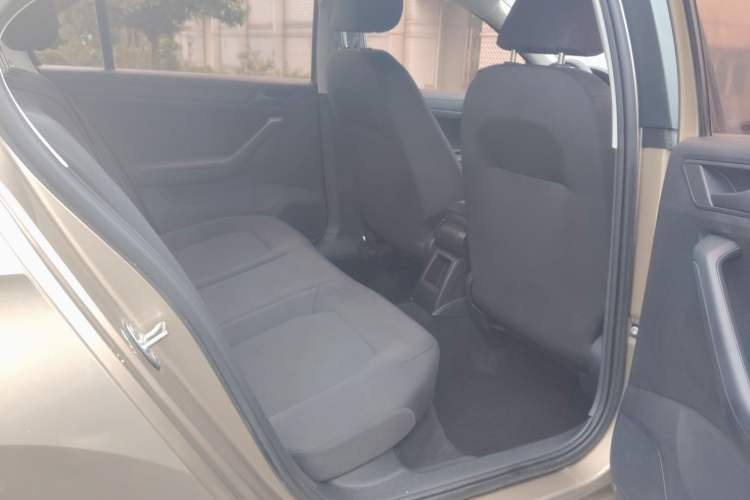 Used Volkswagen Jetta 2017 1.5L Manual Fashion Edition Interior 6