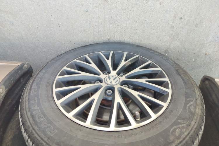 Used Volkswagen Jetta 2017 1.5L Automatic Fashion Model Left Front Wheel Hub