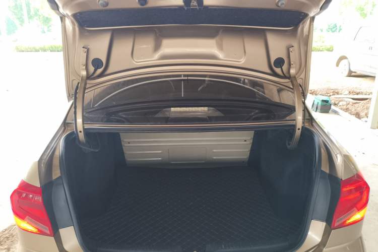 Used Volkswagen Jetta 2017 1.5L Automatic Fashion Model Trunk