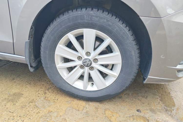Used Volkswagen Jetta 2017 1.4L Manual Fashion Edition Right Front Wheel Hub