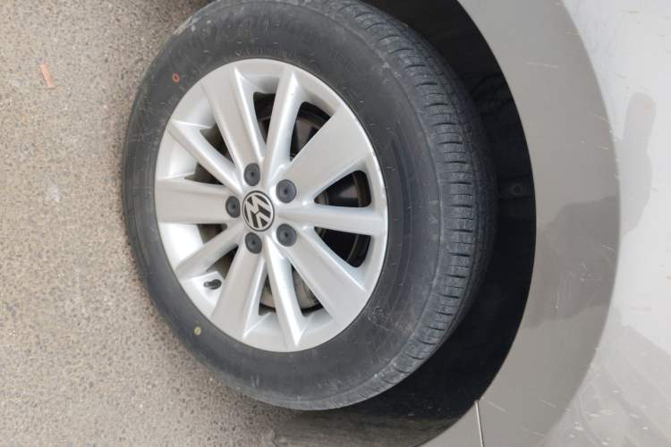 Used Volkswagen Jetta 2017 1.4L Manual Fashion Edition Right Front Wheel Hub