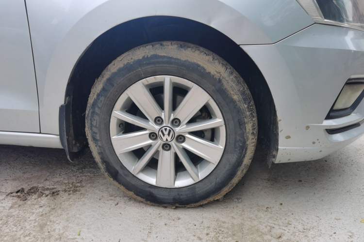 Used Volkswagen Jetta 2017 1.4L Manual Fashion Edition Right Front Wheel Hub