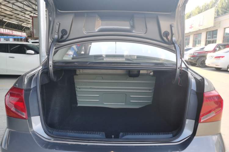 Used Volkswagen Jetta 2017 1.4L Manual Fashion Edition Trunk