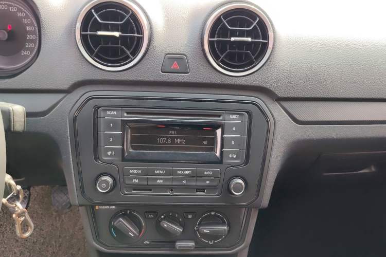 Used Volkswagen Jetta 2017 1.4L Manual Fashion Edition Audio And AC Panel