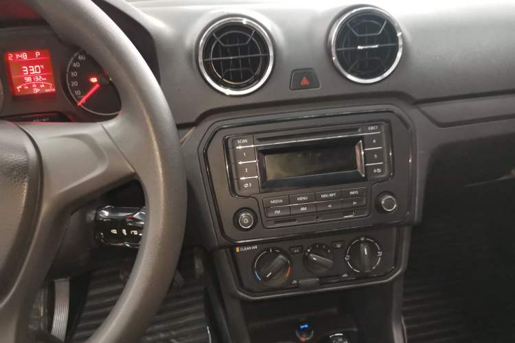 Used Volkswagen Jetta 2017 1.5L Automatic Fashion Model Audio And AC Panel