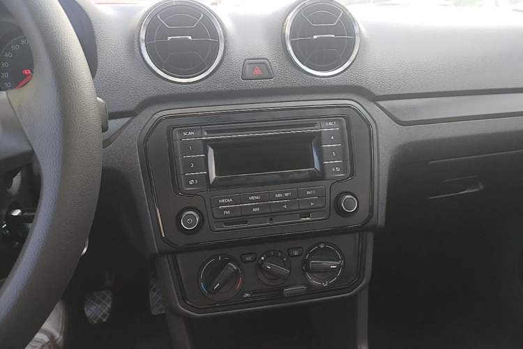 Used Volkswagen Jetta 2017 1.4L Manual Fashion Edition Audio And AC Panel