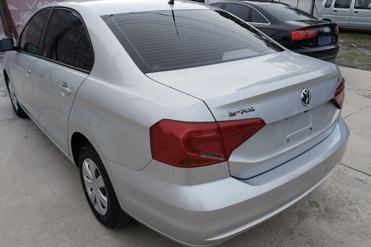 Used Volkswagen Jetta 2017 1.5L Manual Fashion Edition Exterior 2