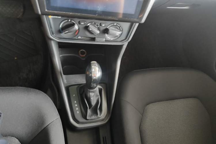 Used Volkswagen Jetta 2017 1.5L Automatic Fashion Model Gear Lever