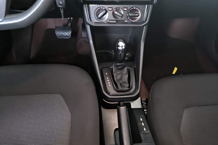Used Volkswagen Jetta 2017 1.5L Automatic Fashion Model Gear Lever