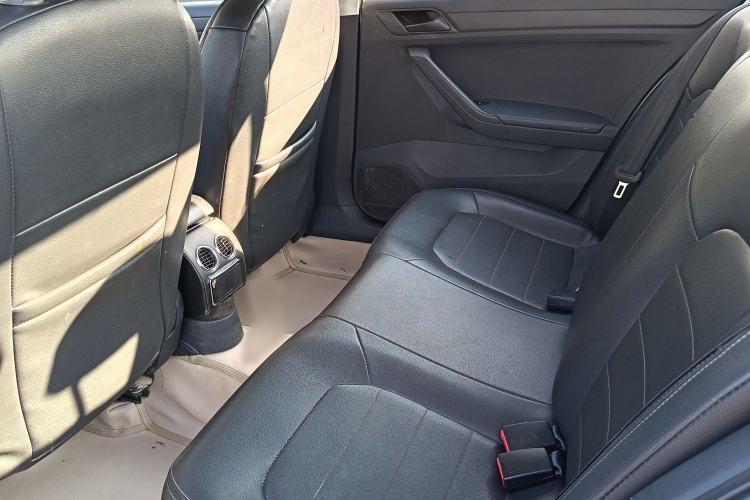 Used Volkswagen Jetta 2017 1.5L Manual Fashion Edition Interior 2