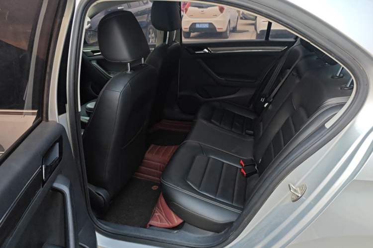 Used Volkswagen Jetta 2017 1.5L Automatic Luxury Model Interior 4