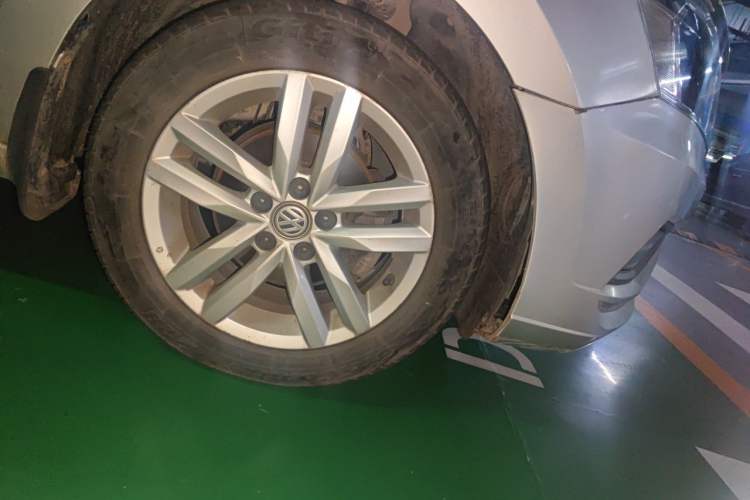 Used Volkswagen Jetta 2017 1.5L Manual Comfort Model Right Front Wheel Hub