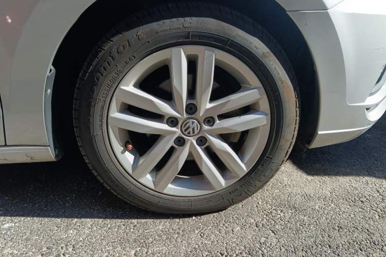 Used Volkswagen Jetta 2017 1.5L Automatic Comfort Model Right Front Wheel Hub