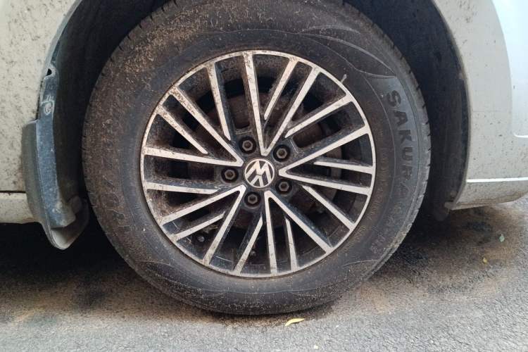 Used Volkswagen Jetta 2017 1.4L Manual Fashion Edition Right Front Wheel Hub