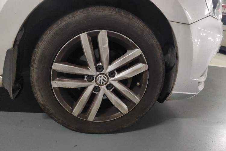 Used Volkswagen Jetta 2017 1.5L Automatic Comfort Model Right Front Wheel Hub