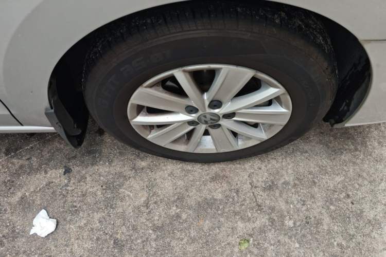 Used Volkswagen Jetta 2017 1.5L Manual Fashion Edition Right Front Wheel Hub
