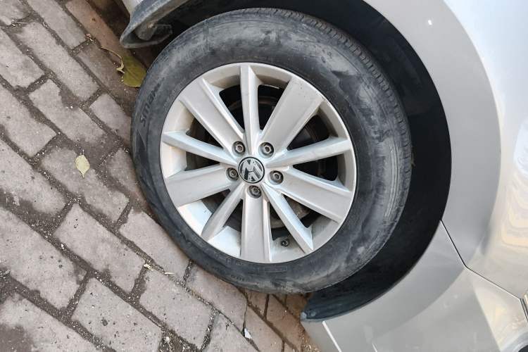 Used Volkswagen Jetta 2017 1.5L Manual Fashion Edition Right Front Wheel Hub