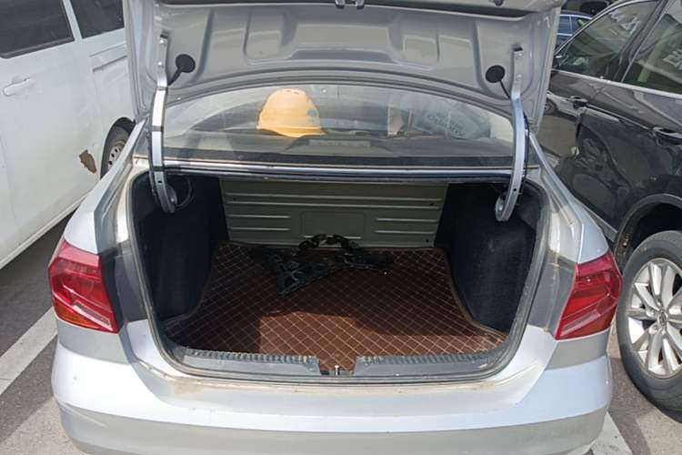 Used Volkswagen Jetta 2017 1.4L Manual Fashion Edition Trunk