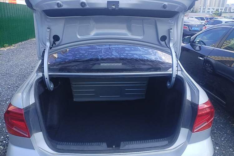 Used Volkswagen Jetta 2017 1.4L Manual Fashion Edition Trunk