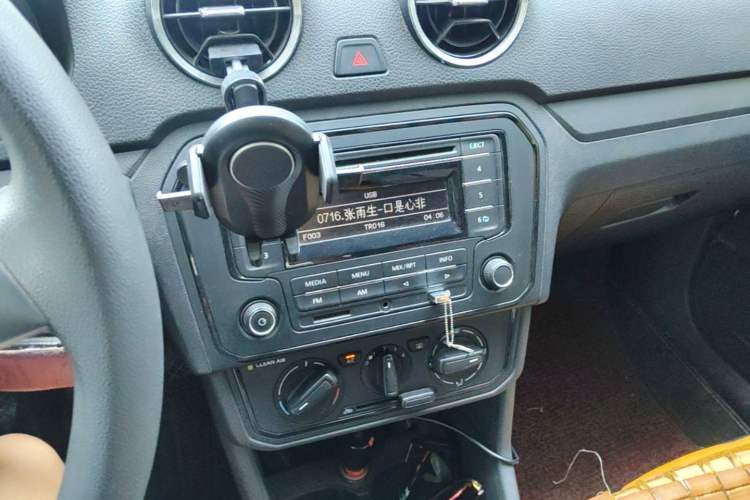 Used Volkswagen Jetta 2017 1.5L Manual Fashion Edition Audio And AC Panel