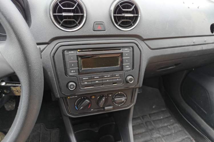 Used Volkswagen Jetta 2017 1.5L Manual Fashion Edition Audio And AC Panel