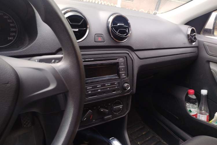 Used Volkswagen Jetta 2017 1.5L Automatic Fashion Model Audio And AC Panel