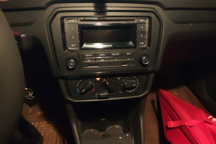 Used Volkswagen Jetta 2017 1.4L Manual Fashion Edition Audio And AC Panel