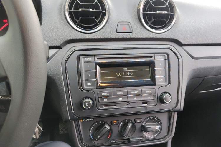 Used Volkswagen Jetta 2017 1.4L Manual Fashion Edition Audio And AC Panel