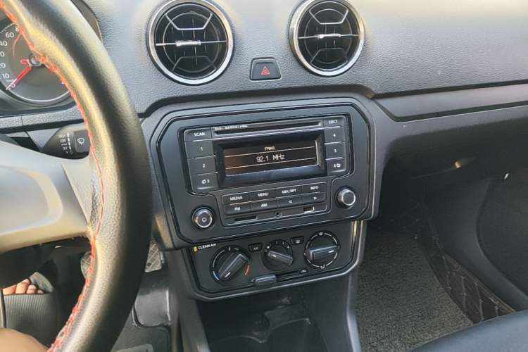 Used Volkswagen Jetta 2017 1.5L Manual Fashion Edition Audio And AC Panel